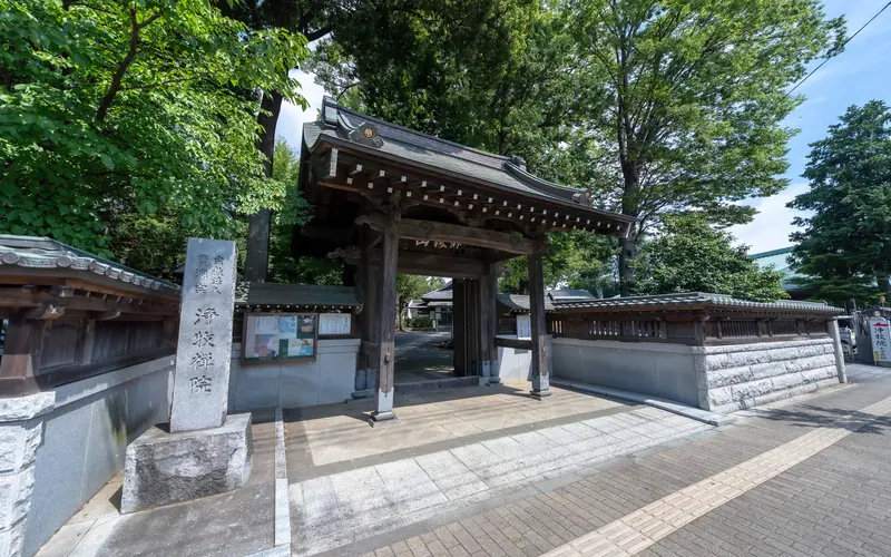 浄牧院 大空会館の山門と寺号標(正面寄り)