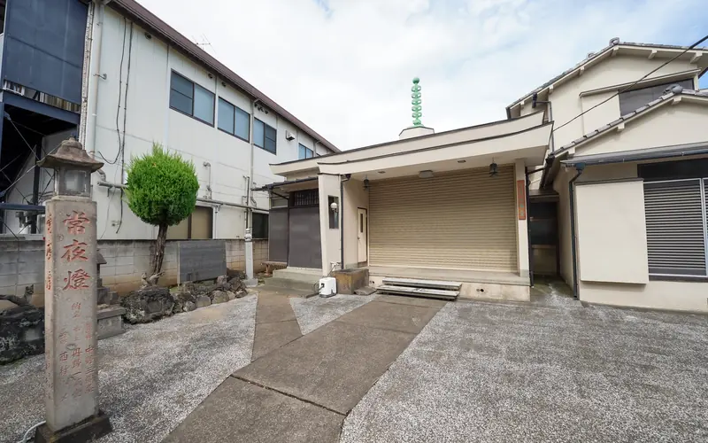 浄心寺のシャッターの建物
