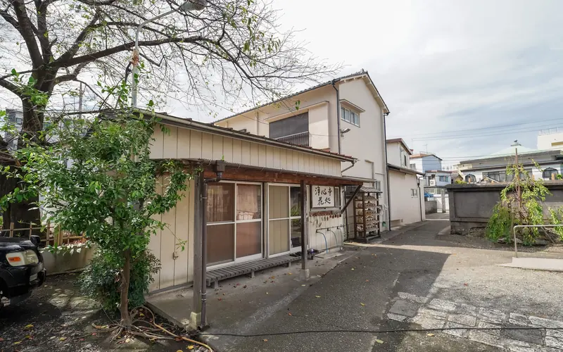 浄心寺の境内の建物と路地