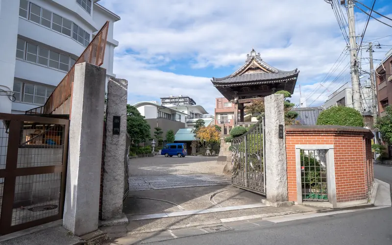 勝専寺赤門会館の寺の門と前の道