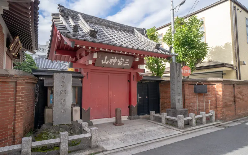 勝専寺赤門会館の赤い山門（正面）
