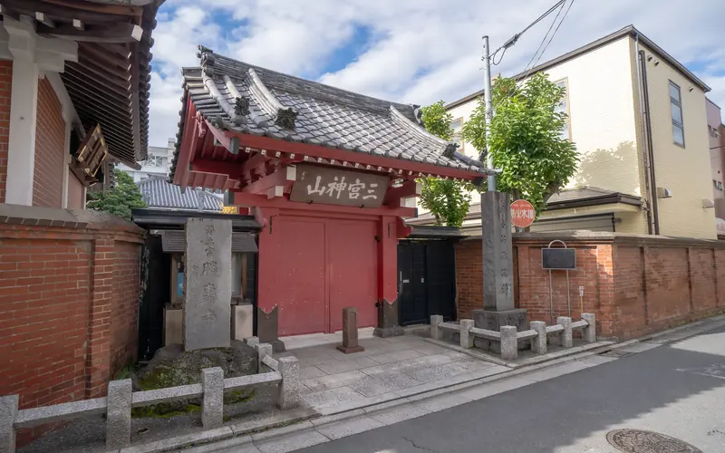 勝専寺赤門会館の赤い山門(正面・別カット)