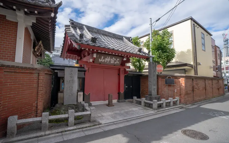 勝専寺赤門会館の赤い山門(道から)