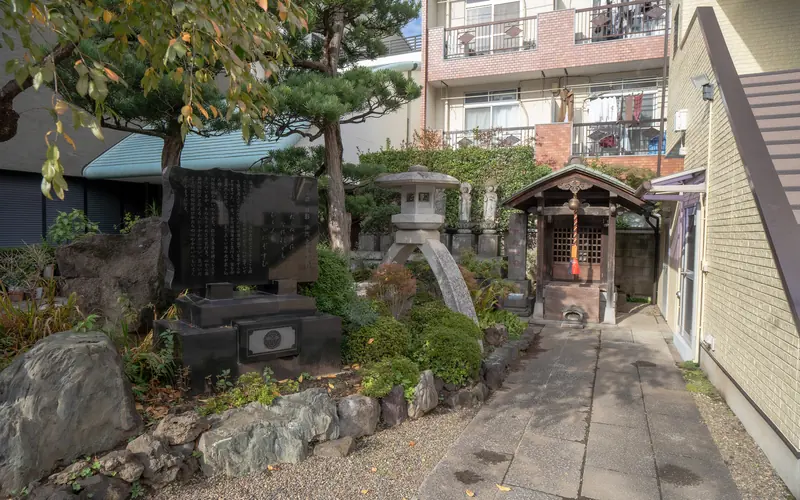 勝専寺赤門会館の境内の庭と祠