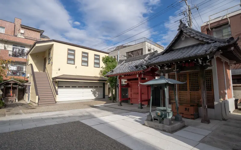 勝専寺赤門会館の境内の御堂と建物