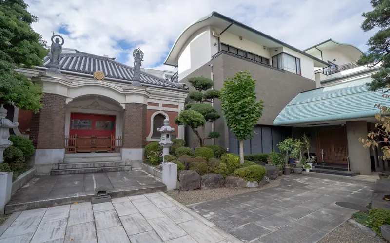 勝専寺赤門会館の本堂と会館の入口側
