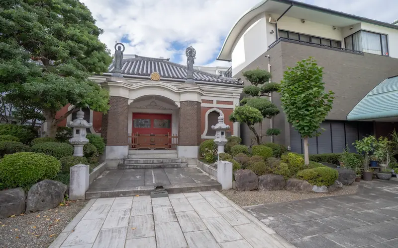勝専寺赤門会館の本堂の正面