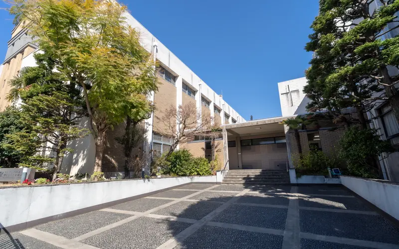 カトリック渋谷教会の建物の外観(左から)