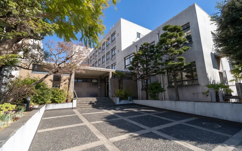 カトリック渋谷教会の建物の外観（広場側）