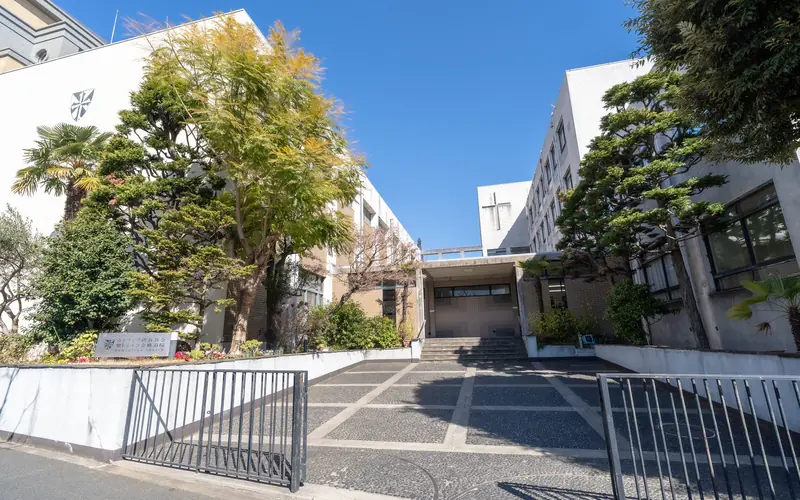カトリック渋谷教会の敷地入口の門と外観