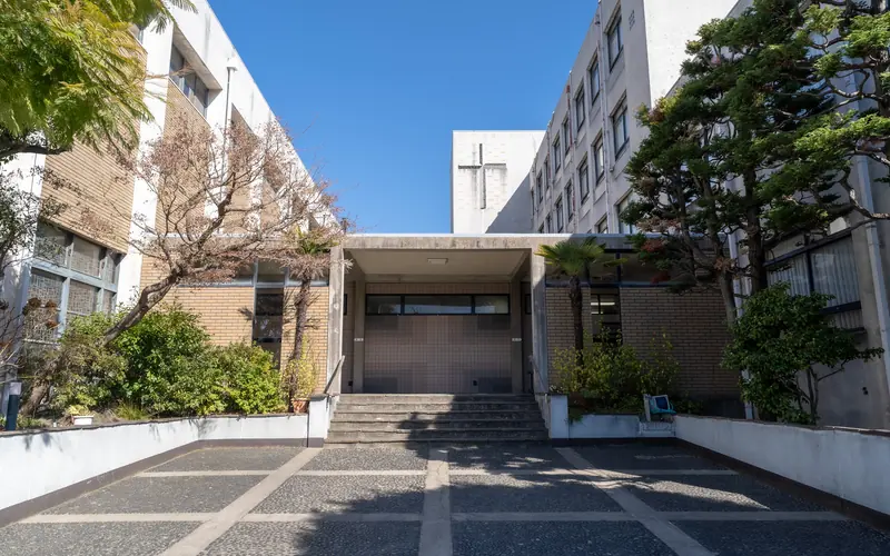 カトリック渋谷教会の入口と石畳の広場