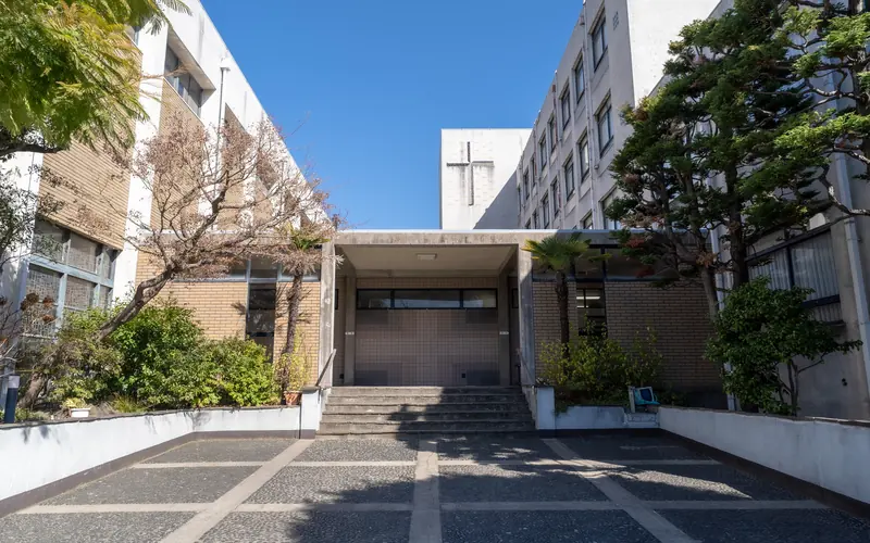 カトリック渋谷教会の入口と石畳の広場(別カット)
