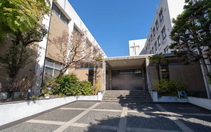 カトリック渋谷教会の入口の階段(近景)