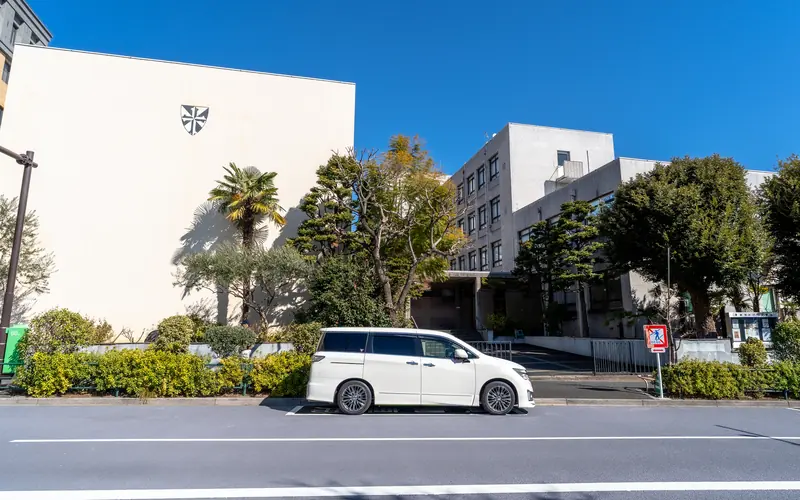 カトリック渋谷教会の前面道路と建物