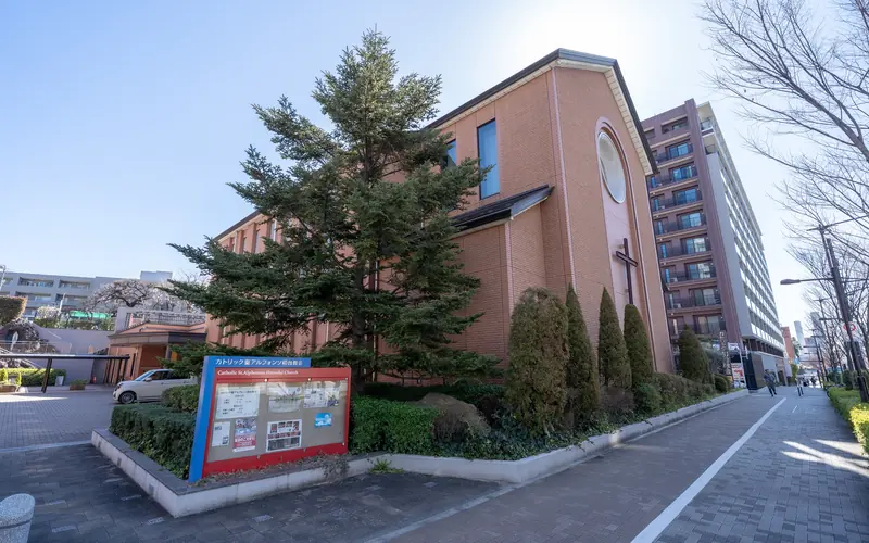 カトリック初台教会の教会の外観(歩道から)