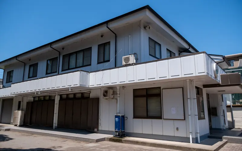 川岸会館の建物の外観（側面）