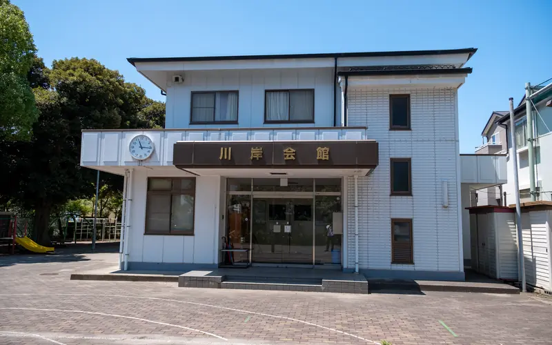 川岸会館の入口と館名看板（正面）