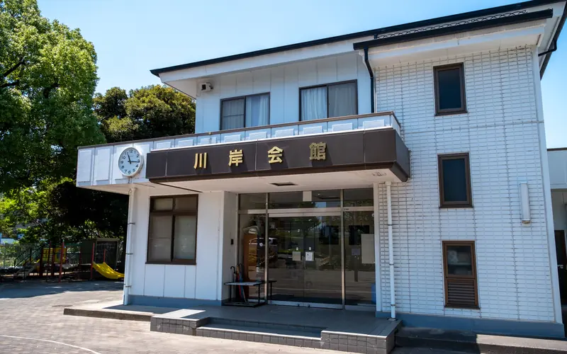 川岸会館の入口と館名看板(近景)