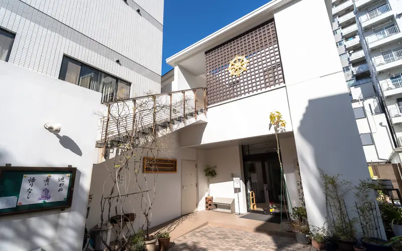 金蔵寺ホールの建物の玄関まわり(別カット)