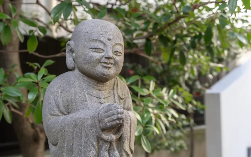金蔵寺ホールの境内の石のお地蔵様