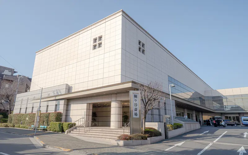 桐ヶ谷斎場の建物の外観(斜め)