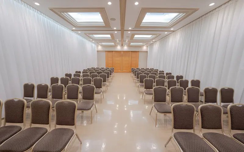 桐ヶ谷斎場の式場(後方から)