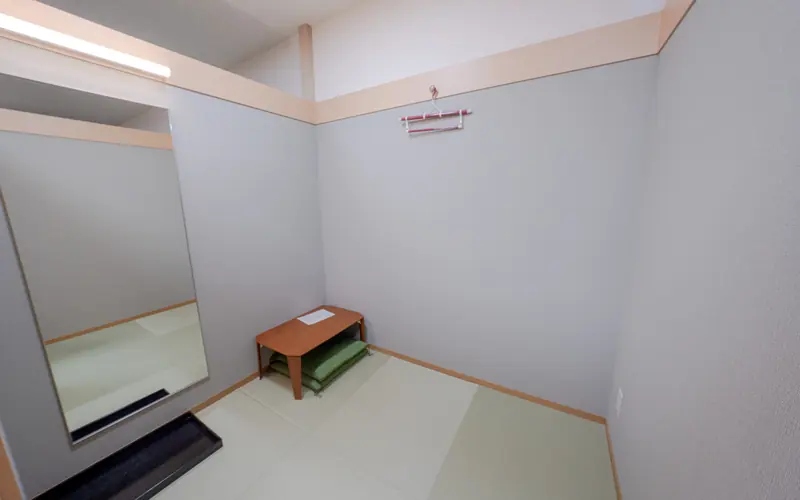 桐ヶ谷斎場の畳の小部屋(鏡が左)