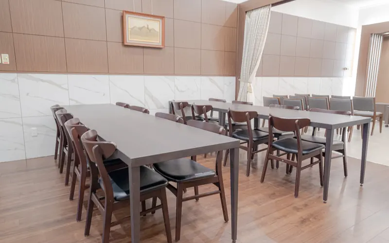 桐ヶ谷斎場の会食室(テーブル席)