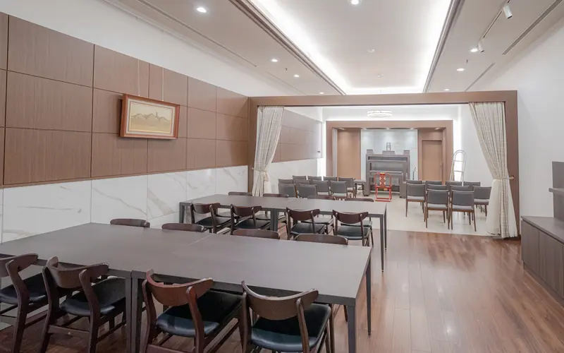 桐ヶ谷斎場の会食室(全景)