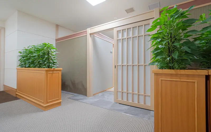桐ヶ谷斎場の観葉植物のある廊下