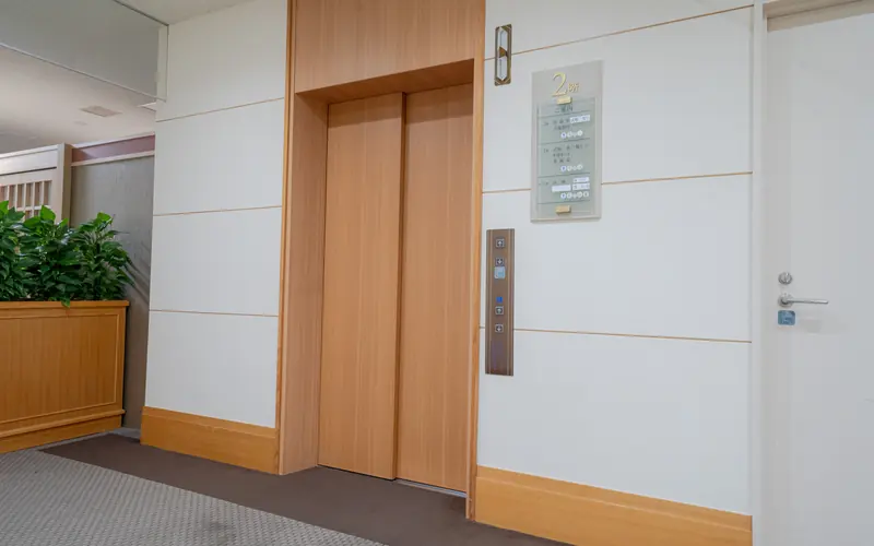 桐ヶ谷斎場のエレベーター(木目の扉)