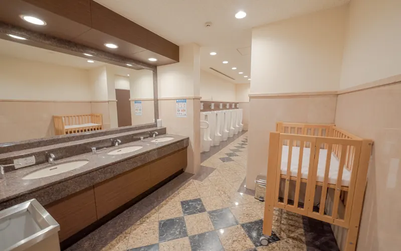 桐ヶ谷斎場のトイレの洗面台とベビーベッド