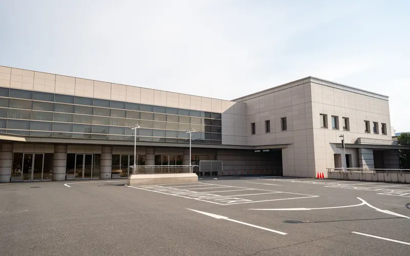 桐ヶ谷斎場の駐車場と建物