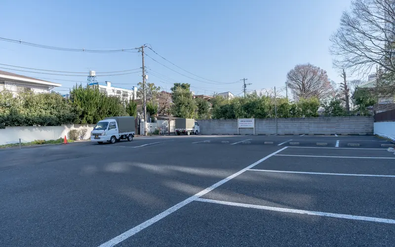 功雲院（鳩寺）の駐車場（広場全景）