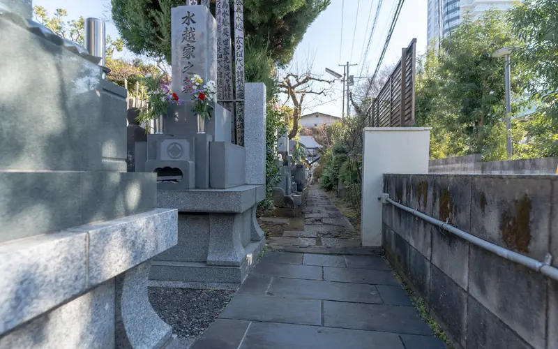 功雲院(鳩寺)の墓地の通路