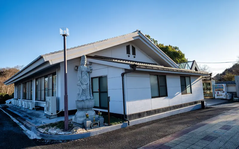 金剛院岩槻別院(浄光殿)の建物側面と観音像