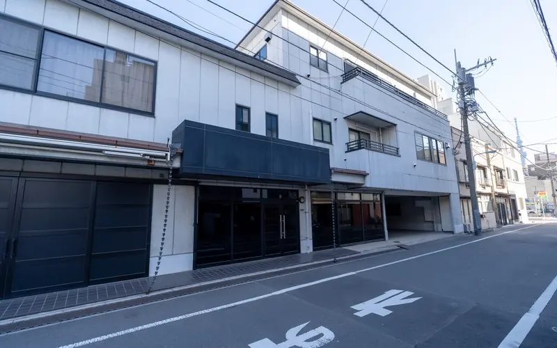 経王寺三光洞の建物の外観（近景）