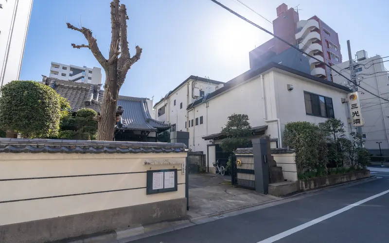 経王寺三光洞の建物と門(道路側)