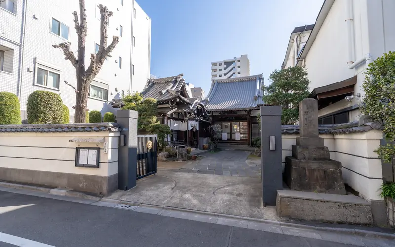経王寺三光洞の寺の入口(門前)