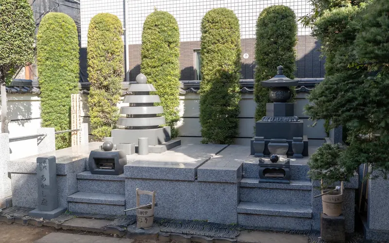 経王寺三光洞の境内の永代供養墓