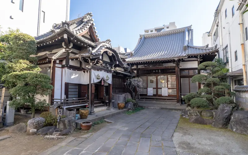 経王寺三光洞の境内（本堂を望む）