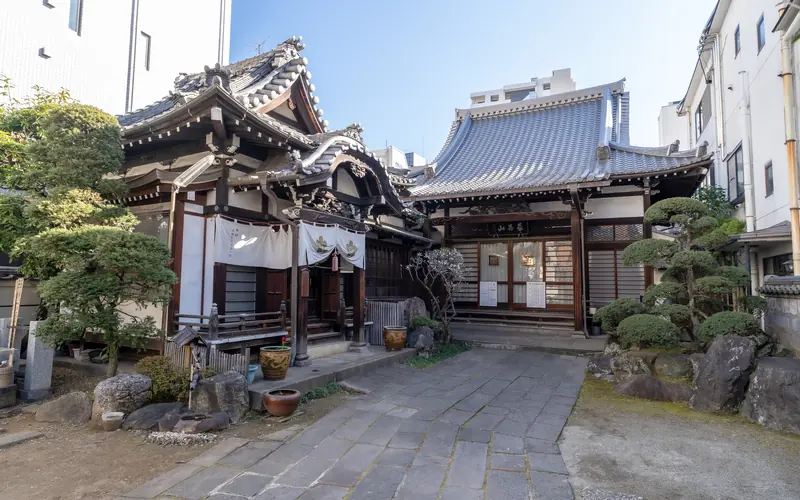 経王寺三光洞の境内（本堂を望む）