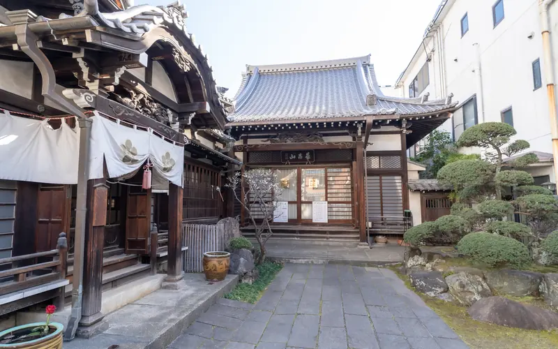 経王寺三光洞の境内（本堂近景）