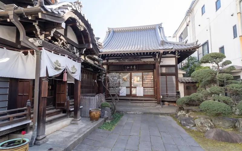 経王寺三光洞の境内（本堂近景）