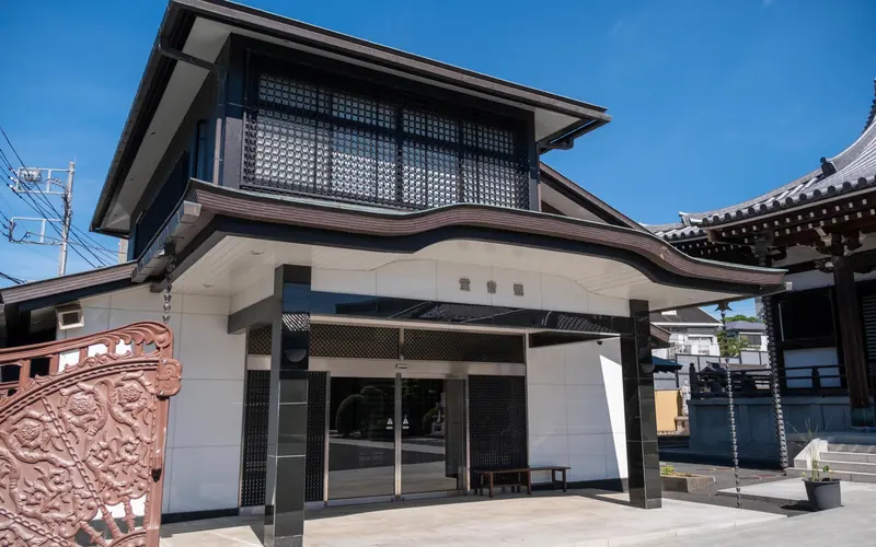 満願寺 観音堂斎場の観音堂の入口(斜め)
