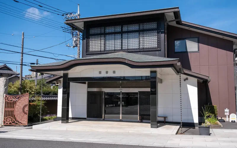 満願寺 観音堂斎場の観音堂の入口(正面)