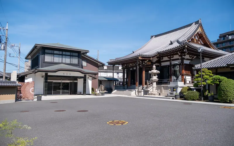 満願寺 観音堂斎場の境内の広場と建物