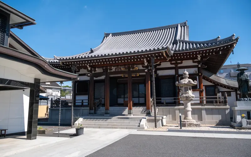 満願寺 観音堂斎場の本堂と石灯籠