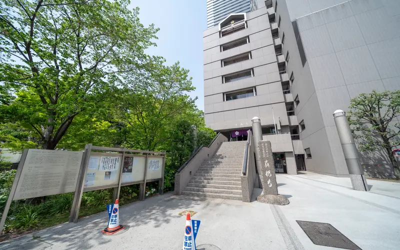 真福寺の建物の外観(参道・別カット)