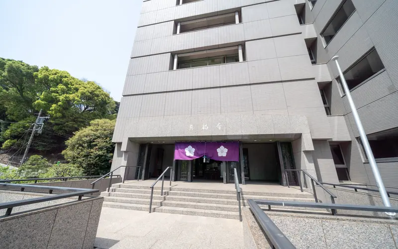 真福寺の正面入口(左から)